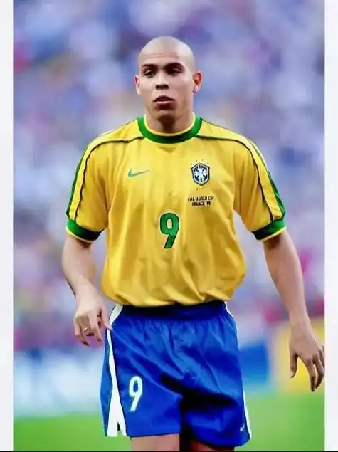 表现也不容 表现也不容